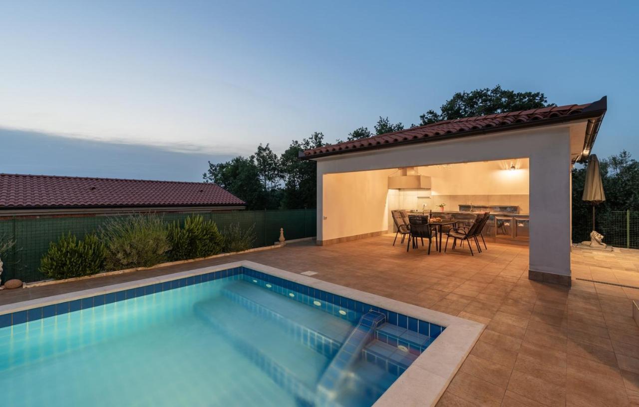 Villa Buroli With Pool, Sauna And Jacuzzi 外观 照片