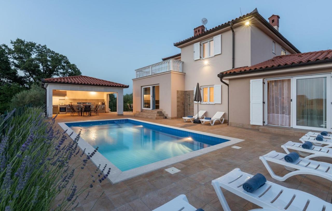 Villa Buroli With Pool, Sauna And Jacuzzi 外观 照片