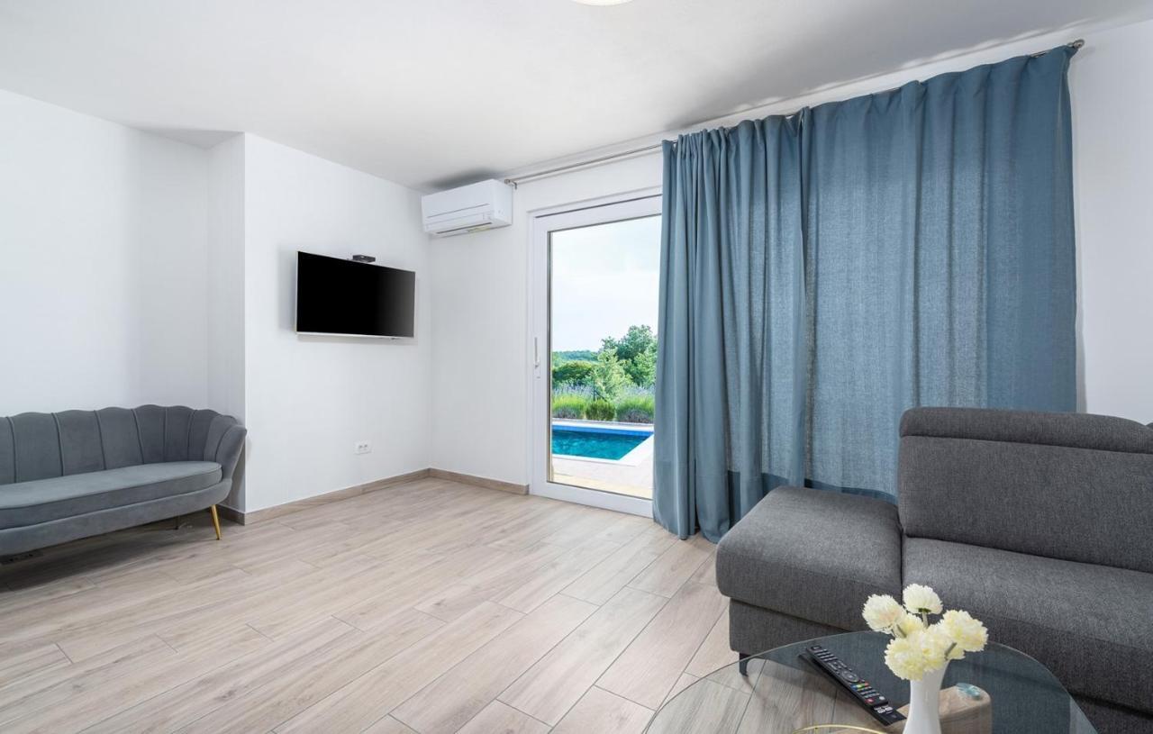 Villa Buroli With Pool, Sauna And Jacuzzi 外观 照片