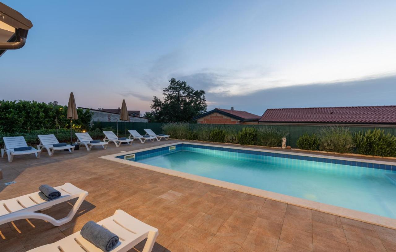 Villa Buroli With Pool, Sauna And Jacuzzi 外观 照片