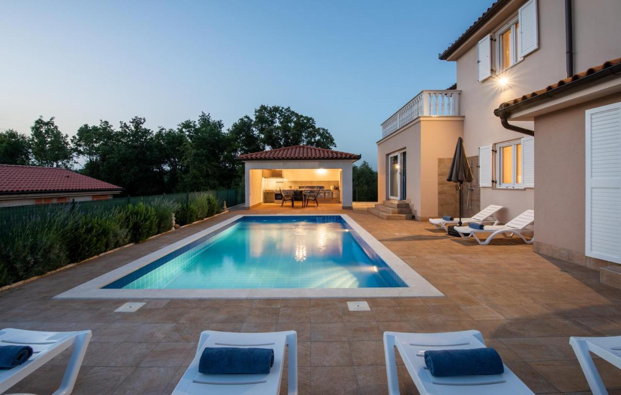 Villa Buroli With Pool, Sauna And Jacuzzi 外观 照片