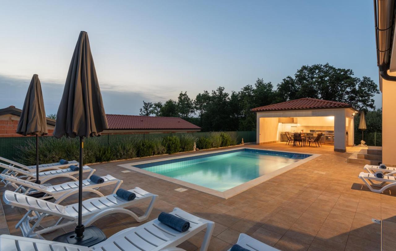 Villa Buroli With Pool, Sauna And Jacuzzi 外观 照片