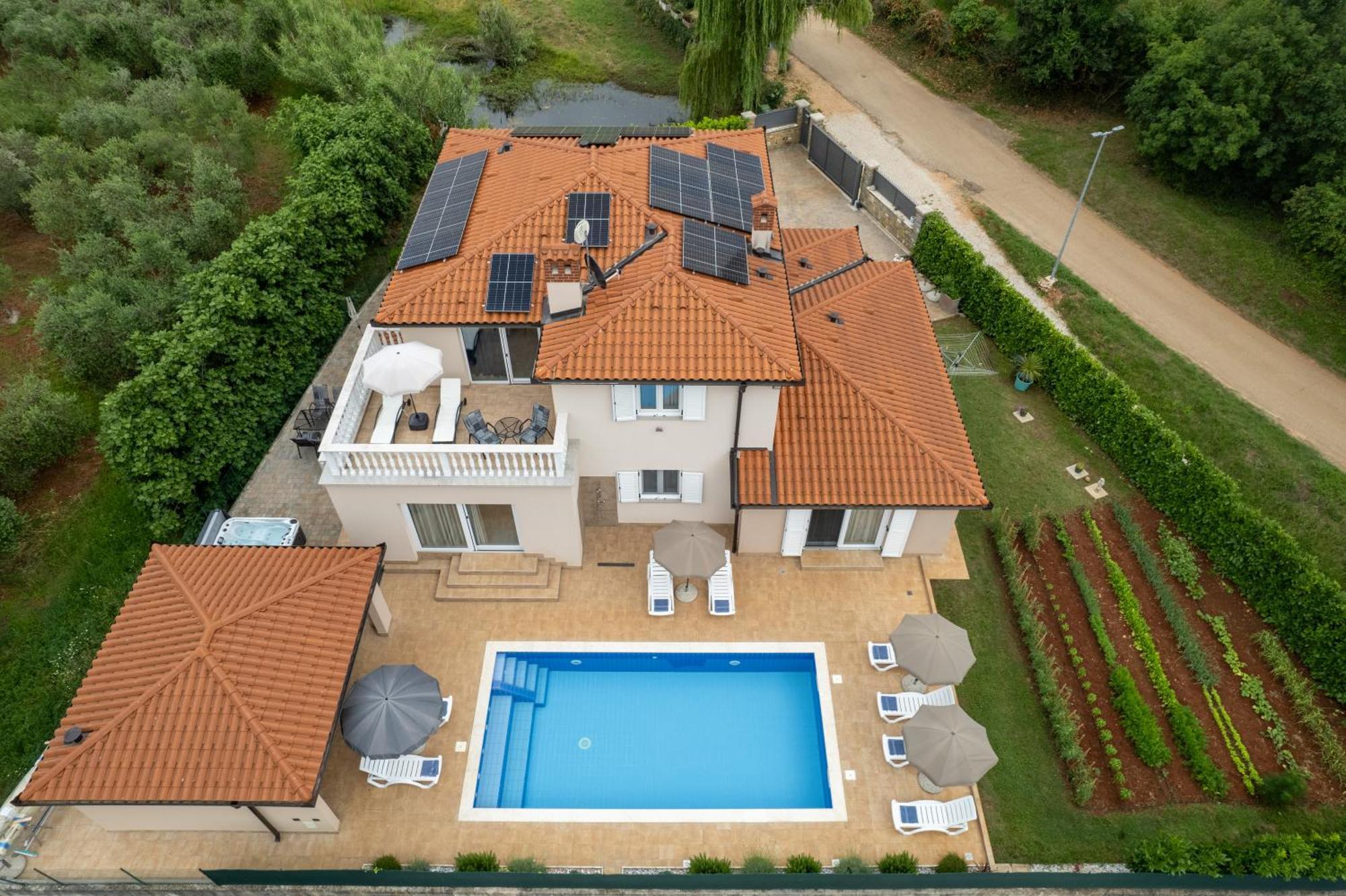 Villa Buroli With Pool, Sauna And Jacuzzi 外观 照片